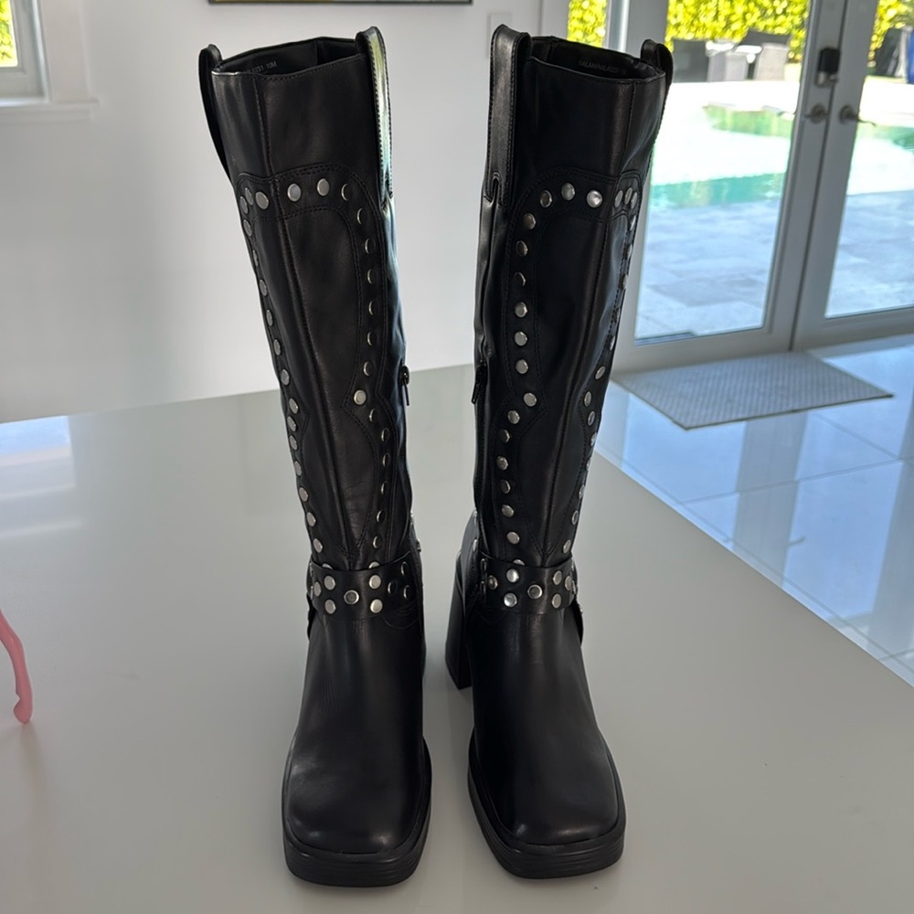 Never worn, no box Steve Madden motto boots. Size 10
